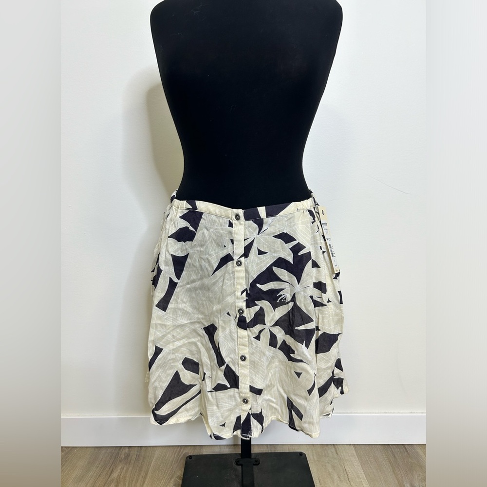 ◾️3/$25 Roxy Button Front Leaf Graphic Skirt